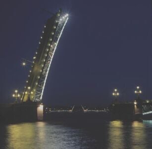 Разведён Троицкий мост